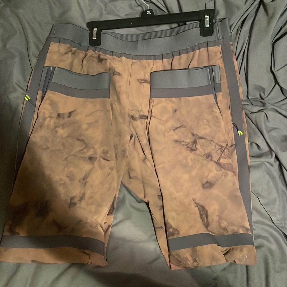 selling lululemon joggers never worn outside of house just don’t like the color